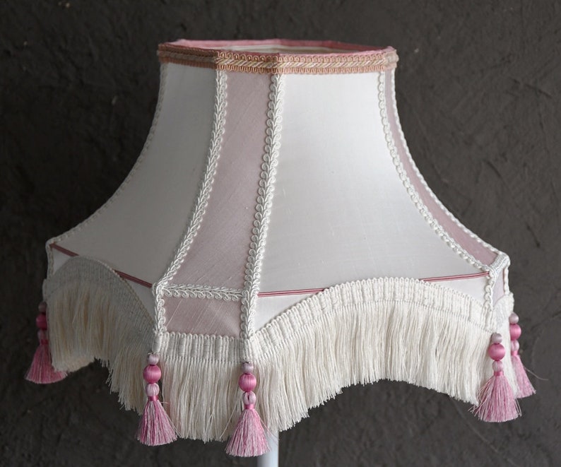 Abat-jour VICTORIEN LADY MORLEY rose et blanc en soie pour lampe de salon. Fabrication française artisanale , franges, pompons image 3