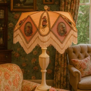 Paralume vittoriano CANDY con frange di perline per un interno romantico. immagine 9