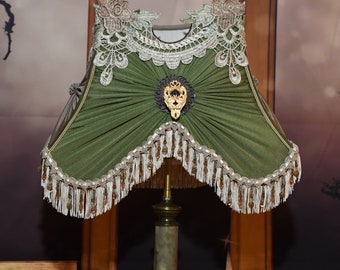 Pantalla victoriana MARQUISE AUX PEACONS, hecha en Francia, hecha a mano, pantalla de seda verde y beige, pantalla de encaje de Venecia