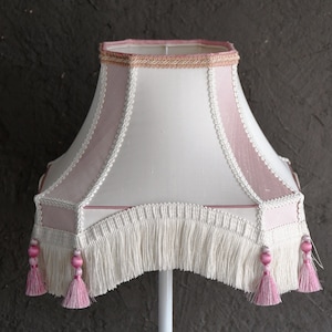 Abat-jour VICTORIEN LADY MORLEY rose et blanc en soie pour lampe de salon. Fabrication française artisanale , franges, pompons image 1