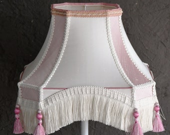 VICTORIAN LADY MORLEY paralume in seta rosa e bianca per lampada da soggiorno. Fabbricazione artigianale francese, frange, pompon