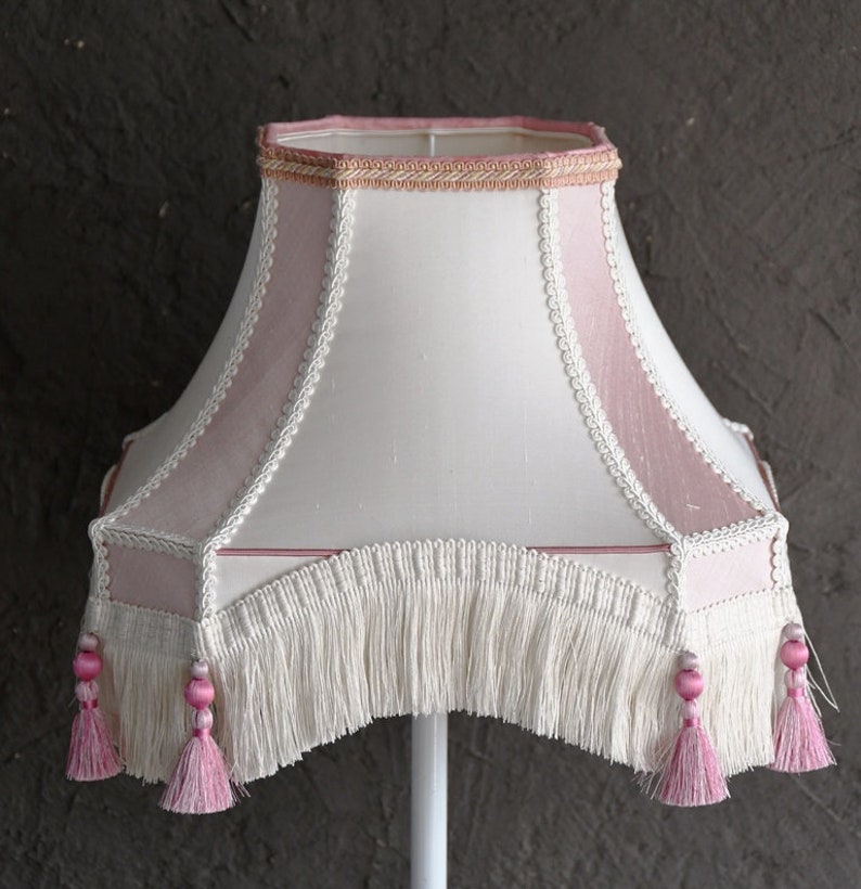 Abat-jour VICTORIEN LADY MORLEY rose et blanc en soie pour lampe de salon. Fabrication française artisanale , franges, pompons image 1