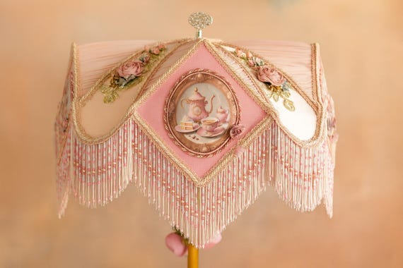 Abat-jour victorien CANDY avec frange perlée pour intérieur romantique..