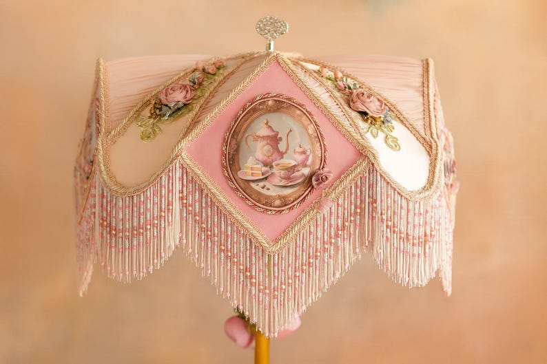 Paralume vittoriano CANDY con frange di perline per un interno romantico. immagine 1