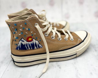 Zapatillas altas Converse Chuck Taylor estilo vintage con bordado personalizado de Mountain Sunset (talla 7.5 para mujer)