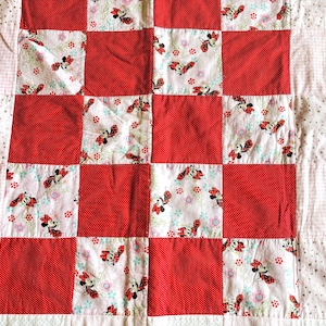 Handgemaakte Minnie Mouse-patchworkbabyquilt, rood wit dambord, polkadot kinderkamerdecoratie