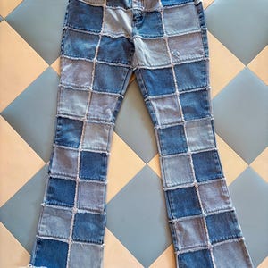 Calça jeans patchwork Y2K de cintura baixa – Calça indie grunge com estampa quadriculada desfiada, tamanho 7