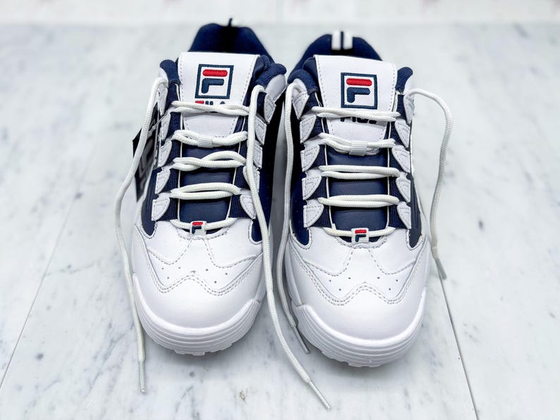 Zapatillas deportivas vintage FILA estilo Disruptor, azul marino y blanco, talla US 8.5, estilo Y2K, ropa urbana deportiva. imagen 3