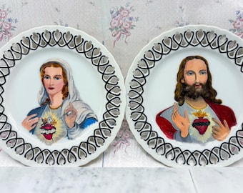 Zestaw zabytkowych, ręcznie malowanych talerzy z motywem Serca Jezusowego, dekoracja ścienna w stylu ludowym