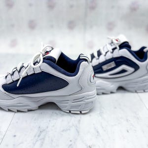 Puede incluir: Juego de tres tazas de cer&aacute;mica con acabado mate moteado. Las tazas son de color crema, gris claro y gris oscuro. Cada taza tiene un dise&ntilde;o simple y minimalista, ideal para caf&eacute; o t&eacute;.