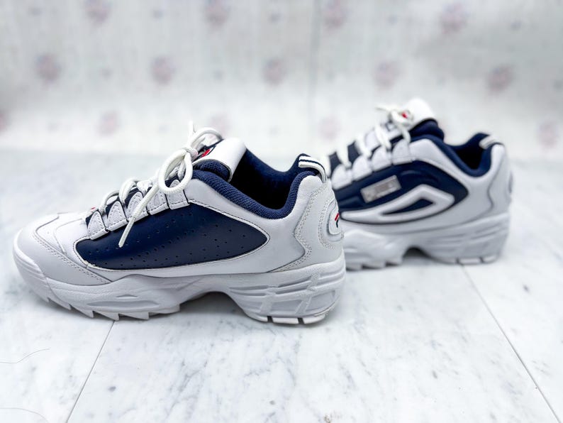 Puede incluir: Juego de tres tazas de cer&aacute;mica con acabado mate moteado. Las tazas son de color crema, gris claro y gris oscuro. Cada taza tiene un dise&ntilde;o simple y minimalista, ideal para caf&eacute; o t&eacute;.