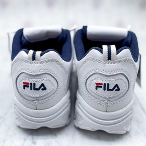 Puede incluir: Un juego de tres cuencos de cer&aacute;mica apilables en tama&ntilde;os graduados. Los cuencos presentan un exterior moteado de color crema y un interior marr&oacute;n oscuro contrastante. El cuenco m&aacute;s grande mide aproximadamente 20 cm de di&aacute;metro.