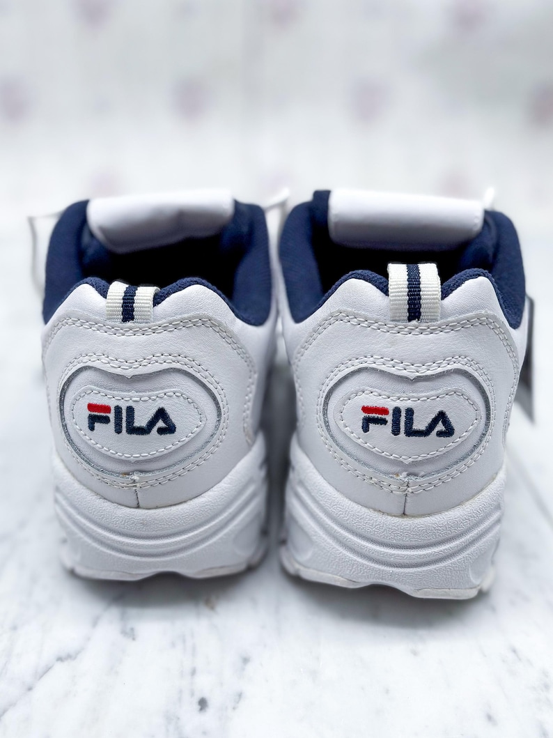 Puede incluir: Un juego de tres cuencos de cer&aacute;mica apilables en tama&ntilde;os graduados. Los cuencos presentan un exterior moteado de color crema y un interior marr&oacute;n oscuro contrastante. El cuenco m&aacute;s grande mide aproximadamente 20 cm de di&aacute;metro.