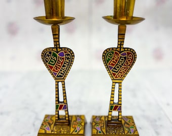 Vintage messing geëmailleerde kandelaars, Terra Sancta Guild 1969, volkshartmotief