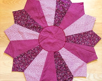 Dessus de table matelassé vintage Dresde, floral rose bordeaux, décoration Cottagecore 31"