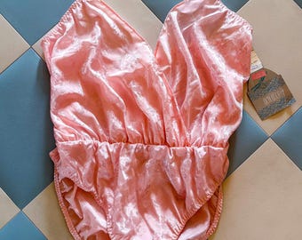 Body de satén rosa vintage, jacquard floral, tirantes ajustables, lencería nueva de stock antiguo.