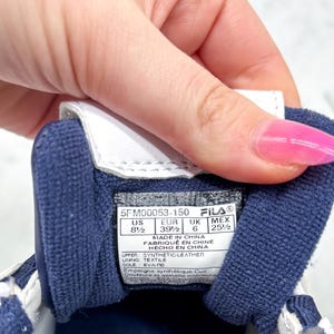 Puede incluir: Un letrero de madera hecho a mano con la palabra "Welcome" en una fuente juguetona. El letrero presenta un acabado envejecido y un dise&ntilde;o simple y r&uacute;stico. Probablemente est&aacute; destinado a la decoraci&oacute;n del hogar y mide unos 30 cm de ancho.