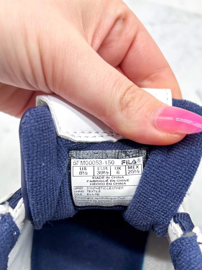 Puede incluir: Un letrero de madera hecho a mano con la palabra "Welcome" en una fuente juguetona. El letrero presenta un acabado envejecido y un dise&ntilde;o simple y r&uacute;stico. Probablemente est&aacute; destinado a la decoraci&oacute;n del hogar y mide unos 30 cm de ancho.