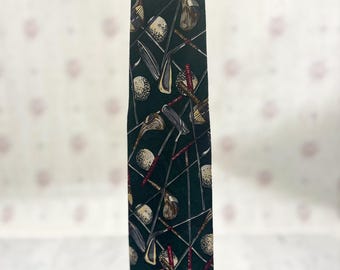 Corbata de golf vintage: diseño de palos y pelotas de los 90
