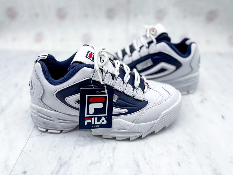 Zapatillas deportivas vintage FILA estilo Disruptor, azul marino y blanco, talla US 8.5, estilo Y2K, ropa urbana deportiva. imagen 1