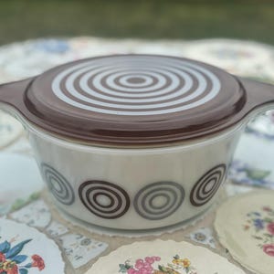 Vintage Pyrex Cosmopolitan Casserole Dish: 2.5 Quart Bullseye Pattern