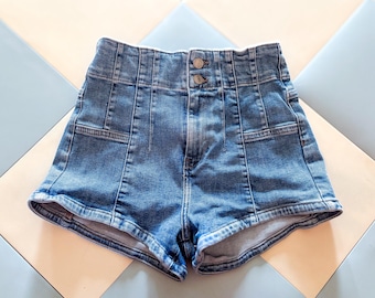 Pantalones cortos vaqueros elásticos de talle alto Free People, talla 28, estilo boho, ideales para festivales de verano.