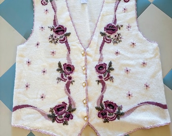 Colete vintage Koret com bordado floral, tamanho grande, nas cores marfim, rosa e roxo, estilo cottagecore, com botões de pérola.