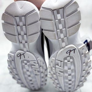 Zapatillas deportivas vintage FILA estilo Disruptor, azul marino y blanco, talla US 8.5, estilo Y2K, ropa urbana deportiva. imagen 8