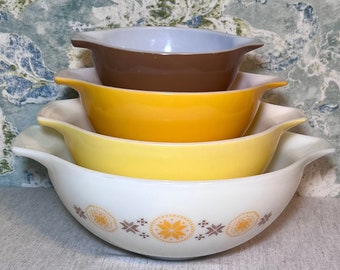 Vintage 1960’s Pyrex Town and Country Mixing Bowls Set Of 4 Embroidered Starburst Pattern White Yellow Orange Brown Graduated Sizes