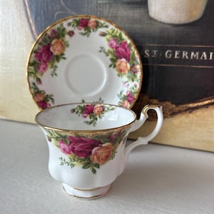 Royal Albert Vintage Teacup/ Saucer / Old Country Roses / England Bone China