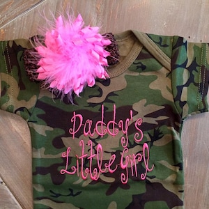 Camouflage kleding, Camo baby outfit, papa&#39;s kleine meisje, Camo bodysuit, babymeisje kleding, geborduurde bodysuit, baby shower cadeau