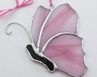 Acchiappasole a forma di farfalla rosa in vetro colorato da appendere alla finestra. Personalizza il tuo colore