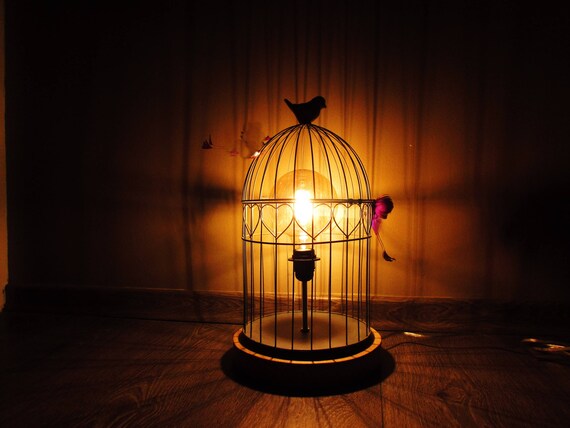Lampe à Poser Cage à Oiseaux Gris Esprit Romantique Avec Son Petit Oiseau Accroché à La Cage Sur Son Socle En Chêne
