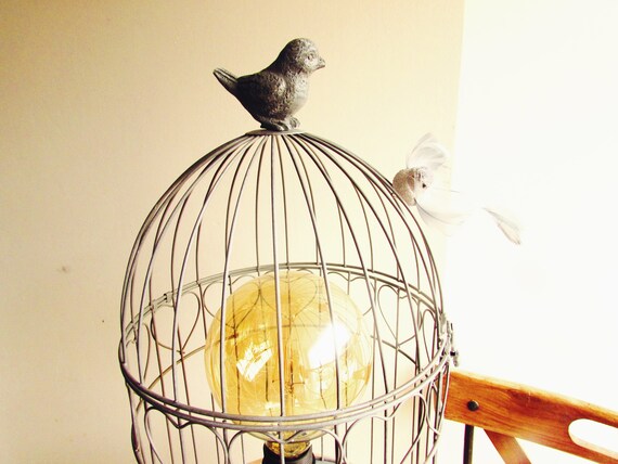 Lampe à Poser Cage à Oiseaux Gris Esprit Romantique Avec Son Petit Oiseau Accroché à La Cage Sur Son Socle En Chêne