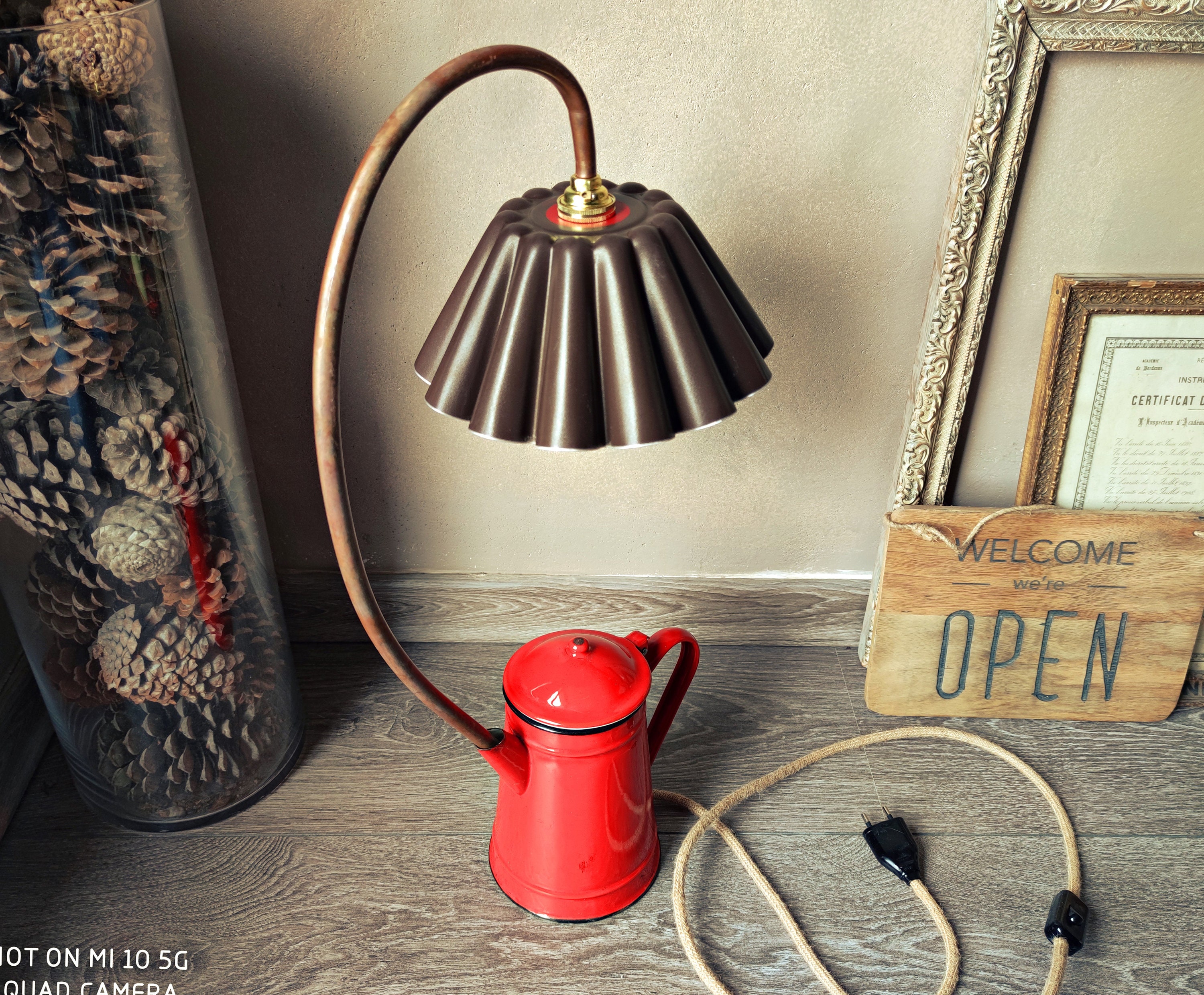 Léonie Lampe Esprit Récup Cafetière Émaillée Rouge Vintage Moule à Brioche Brun