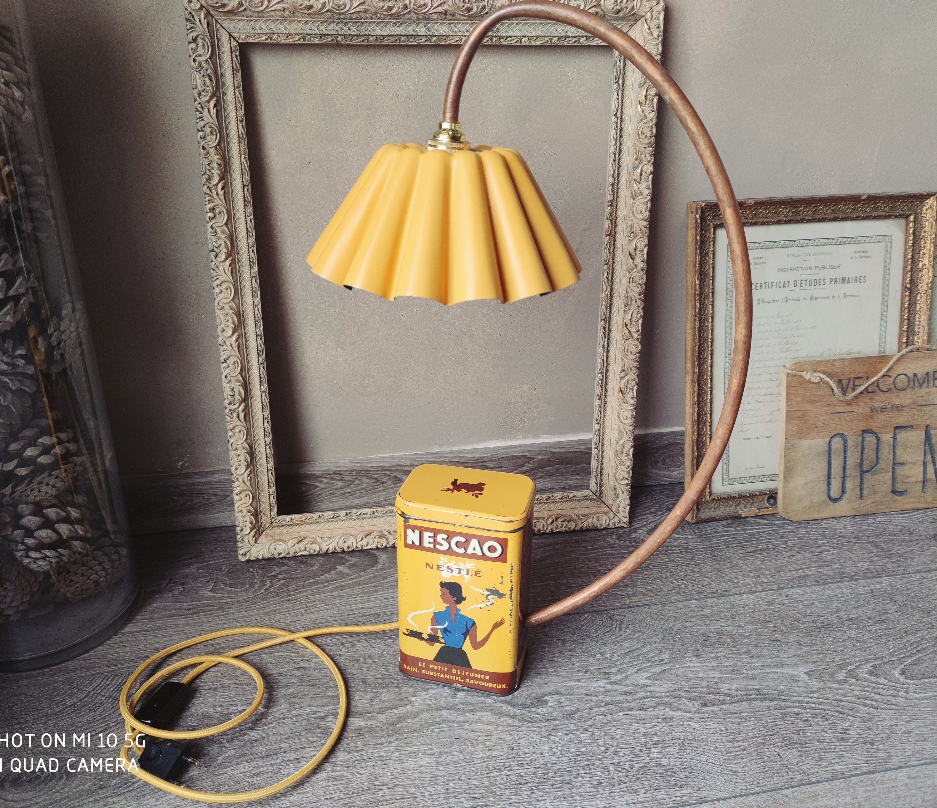 Lampe Esprit Récup Boîte Vintage Jaune Nescao Abat Jour Moule à Brioche Jaune