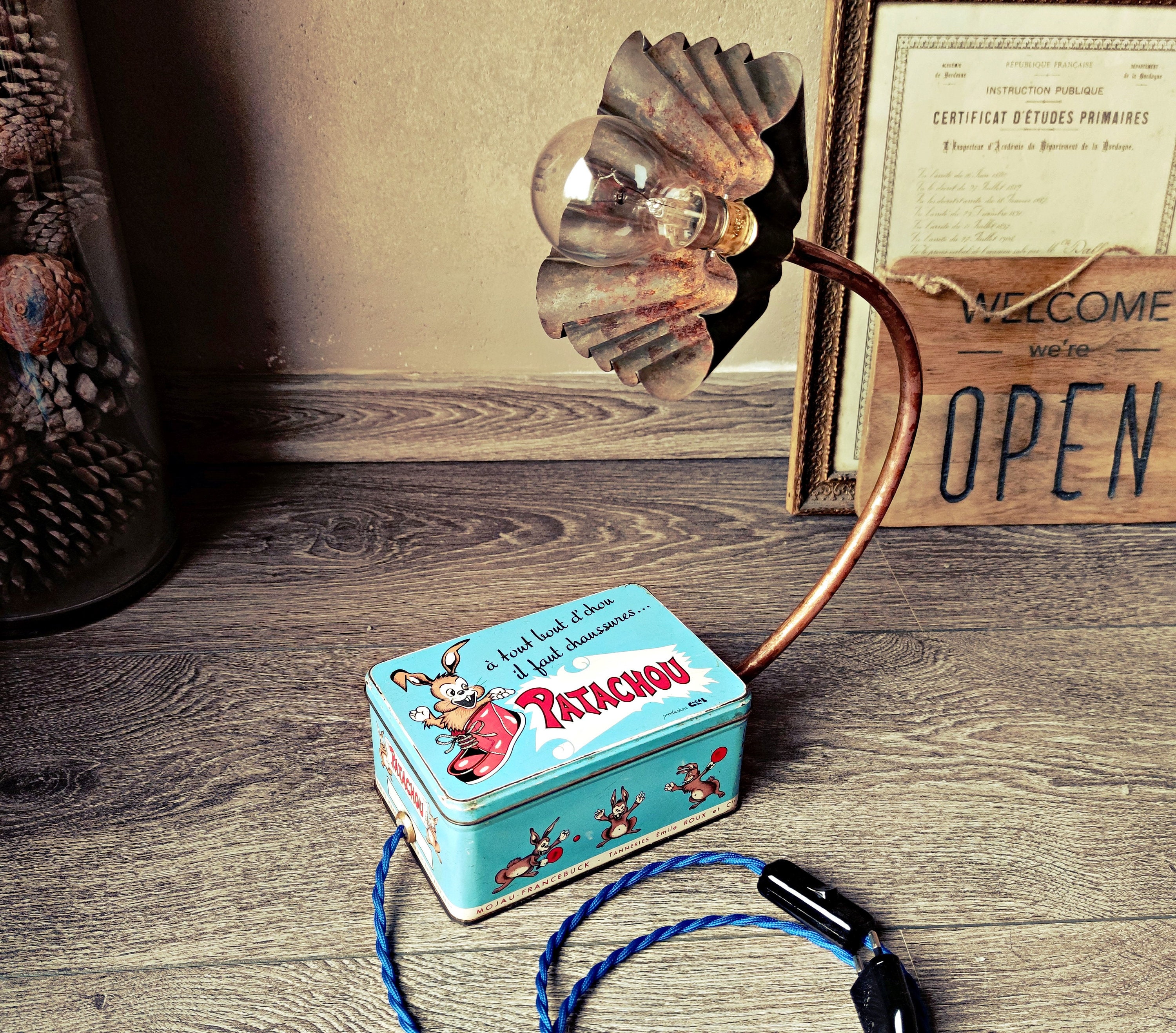 Lampe à Poser Ancienne Boîte Métallique Chaussures Patachou avec Abat Jour Moule Brioche Vintage