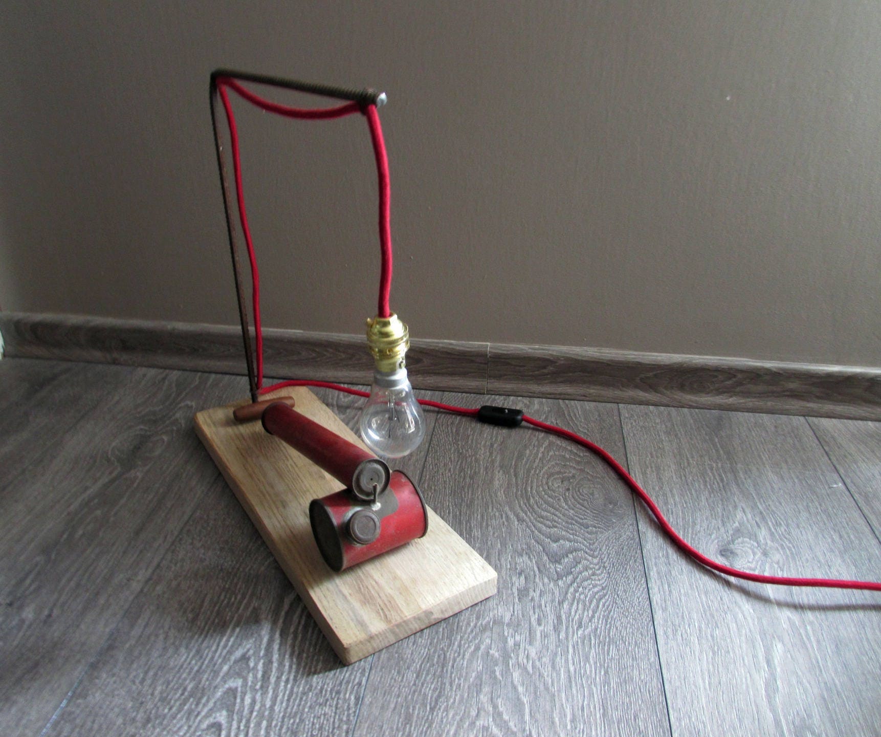 Lampe Atelier Esprit Industriel Pulvérisateur Type Fly-Tox Vintage et Fil Tissé Rouge sur Socle Bois