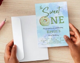 以下が含まれることがあります： 「The Sweet One」というテキストとドーナツのグラフィックが描かれた青と緑の水彩画の招待状。ケビンの1歳の誕生日のお祝いです。