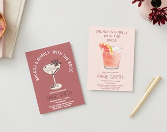 以下が含まれることがあります： カクテルグラスのイラストと「ブランチ＆バブリー・ウィズ・ザ・ブライド」のテキストが書かれた、ピンクと白のブライダルシャワー招待状2枚。招待状には、花嫁の名前、日付、時間、場所が記載されています。