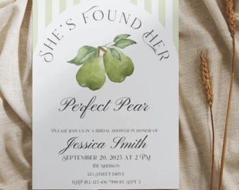 以下が含まれることがあります： 「She's Found Her Perfect Pear」のテキストが入ったブライダルシャワーの招待状。2つの緑色の梨の水彩イラストが、薄い緑色のストライプの背景に描かれています。