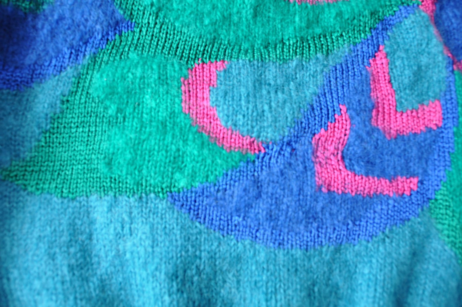 Pull fait main en jersey jacquard, mohair, motif viscose dans les bleu