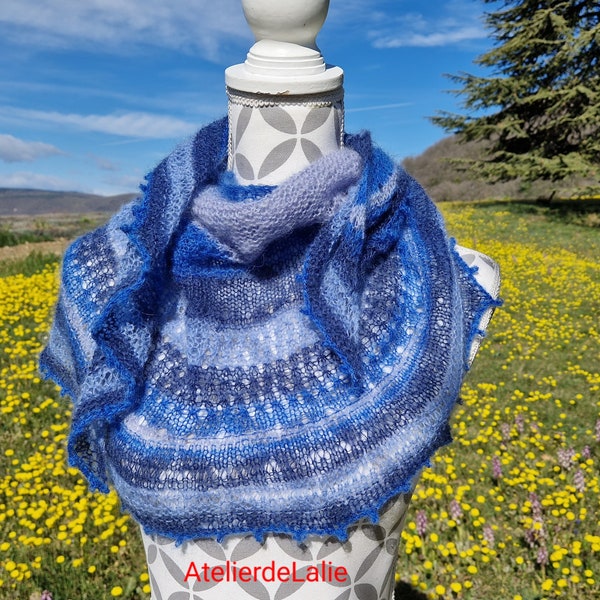 Châle, écharpe, chauffe épaule  tricoté main en laine, dégradé de bleu