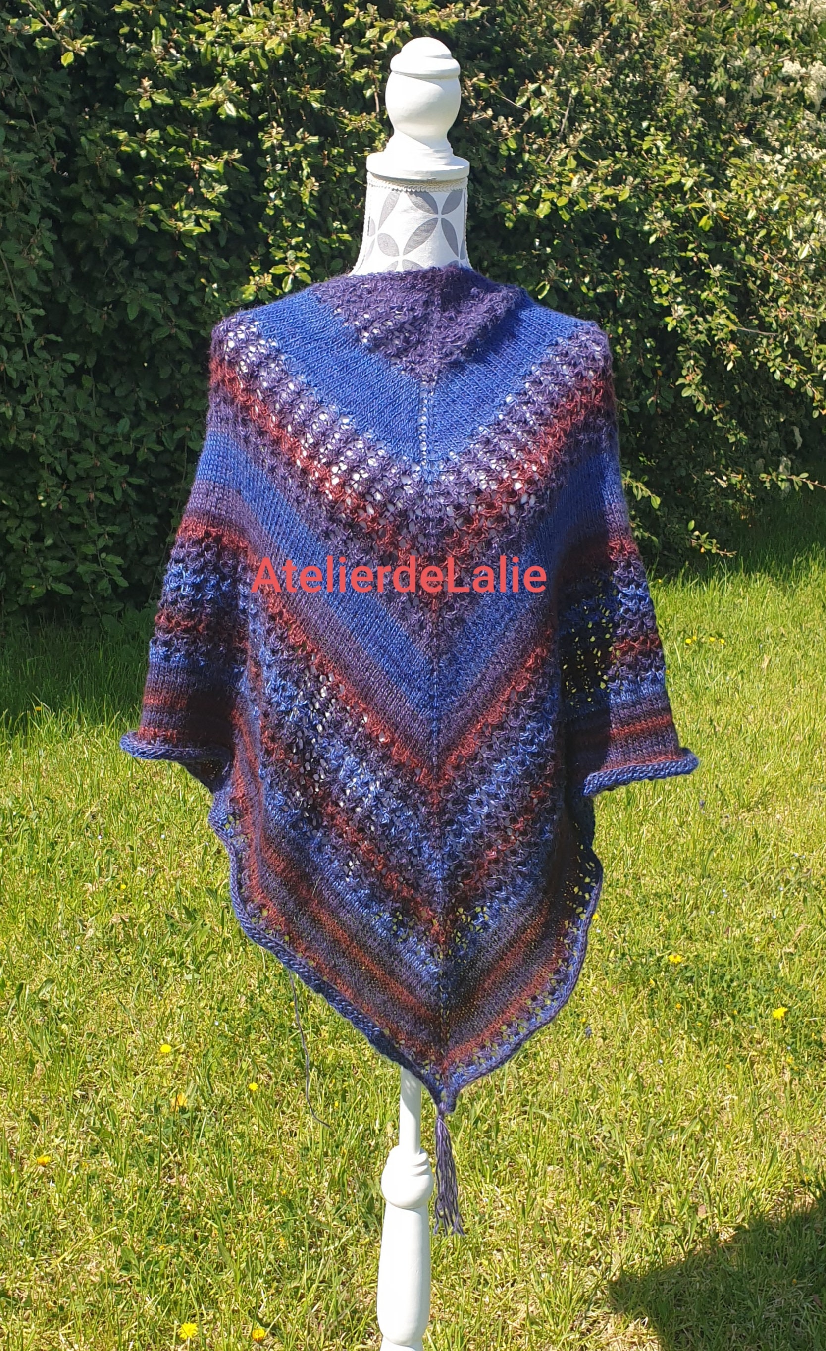 Poncho Brodé Acrylique - Couleurs du monde Poncho Brodé Acrylique - Couleurs du monde