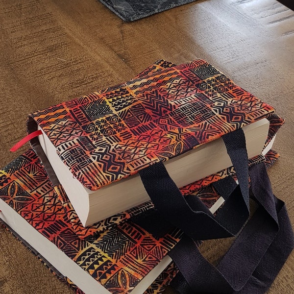 Couvre livre en tissu de créateur avec des motifs africains pour livre de poche