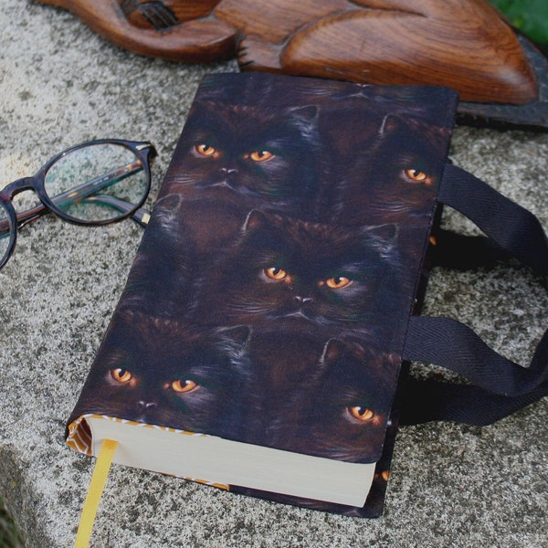 Couvre livre en tissu avec des têtes de chats noirs aux yeux oranges pour livre de poche