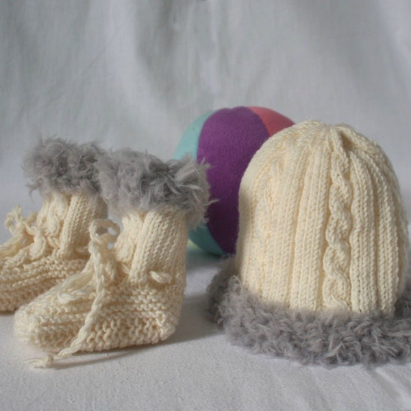 Ensemble bonnet et chaussons tricotés main pour bébé