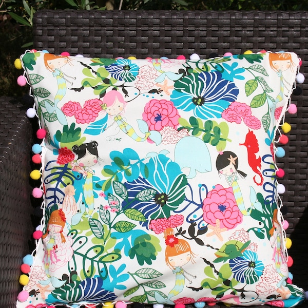 Housse de coussin pour enfant en tissu avec des sirènes et des pompons multicolores