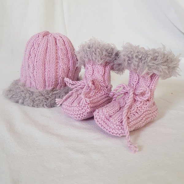 Ensemble bonnet et chaussons tricotés main pour bébé