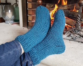 Warm indoor knitted socks in plain wool for men or women